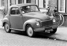 849225 Afbeelding van een Fiat Topolino, geparkeerd half op de stoep, vermoedelijk in de omgeving van de Springweg te ...